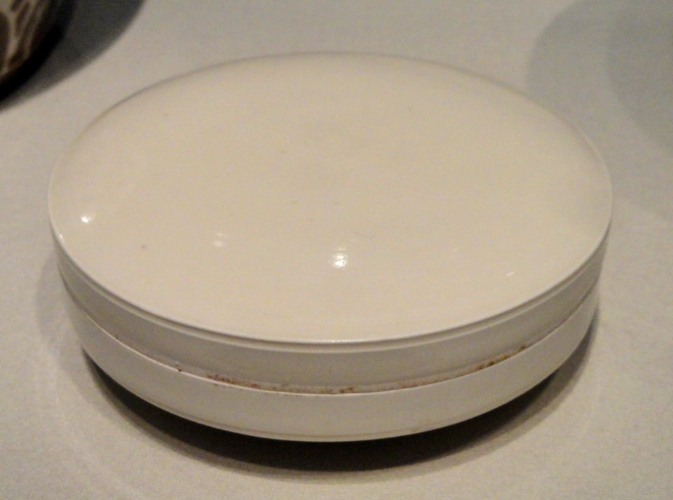 Box with cover, Ding ware, Hebei province, China, Northern Song dynasty, 11th century AD, porcelain with transparent ivory-toned glaze - Freer Gallery of Art - DSC05561