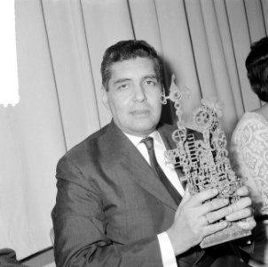 Boy Edgar wint Nederlandse Jazz wisseltrofee 1964, Boy Edgar met trofee, Bestanddeelnr 917-2660