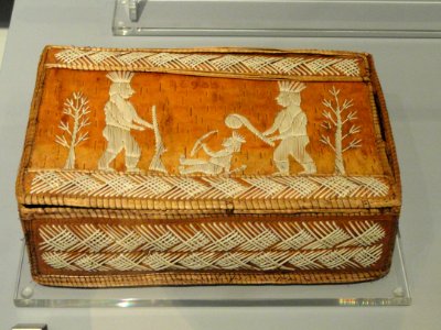 Box with quilled battle scene, Jonathan Yorke (Mesaquab), Anishnawbek, Rama, birchbark, porcupine quills, sweetgrass, 1904 - Royal Ontario Museum - DSC00331