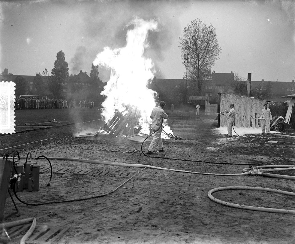 Brandweerdemonstraties Amsterdam o.a. demonstraties vliegtuigbrand, Bestanddeelnr 906-0495