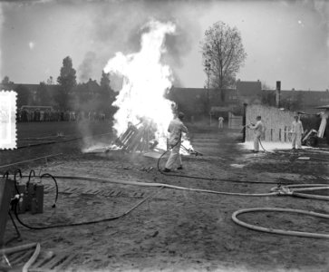 Brandweerdemonstraties Amsterdam o.a. demonstraties vliegtuigbrand, Bestanddeelnr 906-0495
