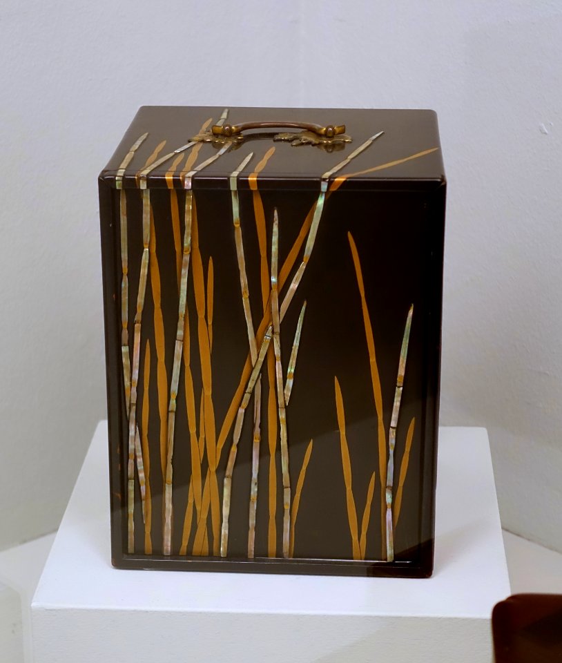 Box with drawers and detachable front, Japan, Edo period, 1603-1868, wood, black lacquer, gold takamaki-e, mother-of-pearl - Linden-Museum - Stuttgart, Germany - DSC03571