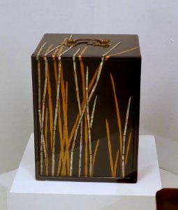 Box with drawers and detachable front, Japan, Edo period, 1603-1868, wood, black lacquer, gold takamaki-e, mother-of-pearl - Linden-Museum - Stuttgart, Germany - DSC03571