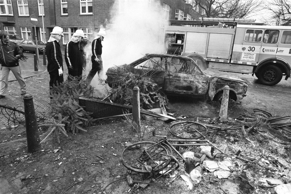 Brandweer bij uitgebrand autowrak in Den Haag na ouderjaarsnacht, Bestanddeelnr 933-8516