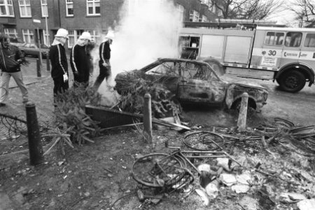 Brandweer bij uitgebrand autowrak in Den Haag na ouderjaarsnacht, Bestanddeelnr 933-8516