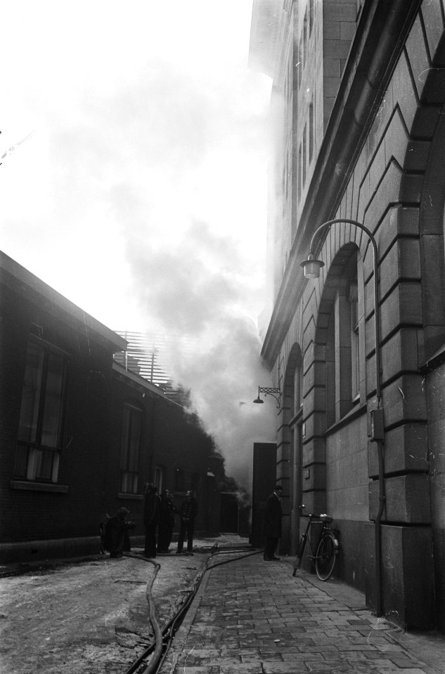 Brandweer bij het rokende gebouw, Bestanddeelnr 924-3273