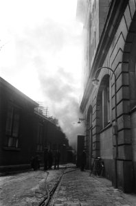 Brandweer bij het rokende gebouw, Bestanddeelnr 924-3273