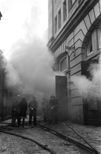 Brandweer bij het rokende gebouw, Bestanddeelnr 924-3271
