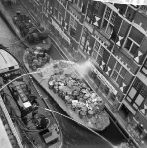 Brandspuiten die op het gebouw van de verffabriek worden gericht vanuit een blus, Bestanddeelnr 918-4088