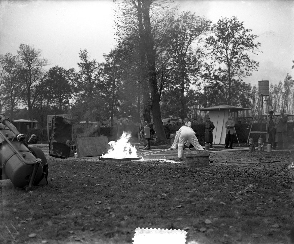 Brandweerdemonstraties Amsterdam o.a. demonstraties vliegtuigbrand, Bestanddeelnr 906-0492