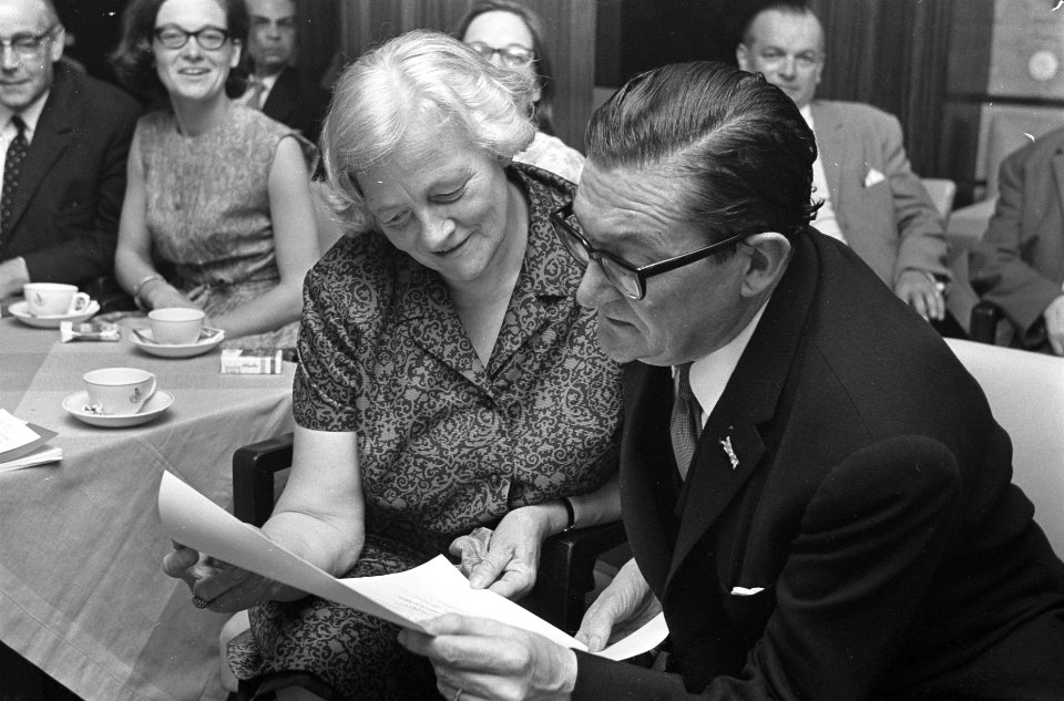 Brand Van Gent prijs 1966 , voor Gabriel Smit , hier sam met zijn vrouw, Bestanddeelnr 919-1621