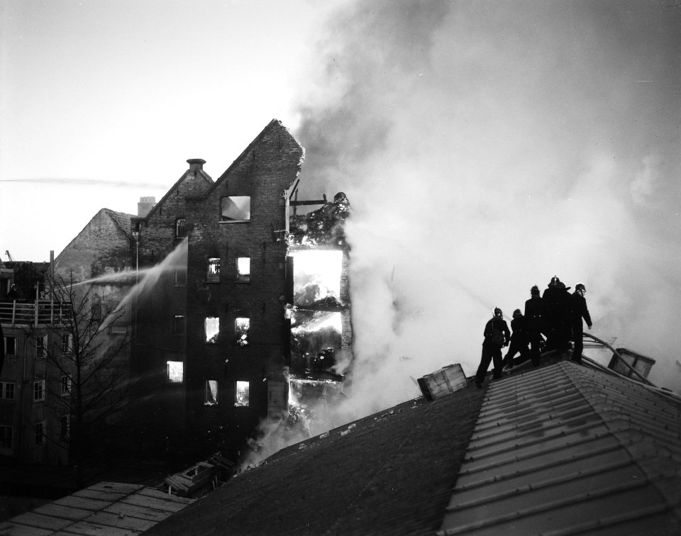 Brand Wittenburg, oud papier firma Lierens Vier pakhuizen aangetast, Bestanddeelnr 908-5140