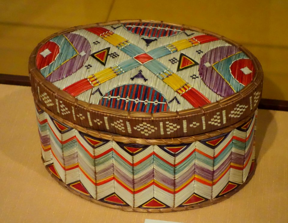 Box, Mi'kmaq, 1895, birchbark, porcupine quills, aniline dye - Glenbow Museum - DSC00901
