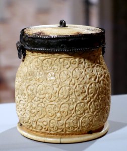 Box (pyxis) with Vine Scrolls, Syria, 7th-8th century, ivory and bronze - Bode-Museum - DSC03506