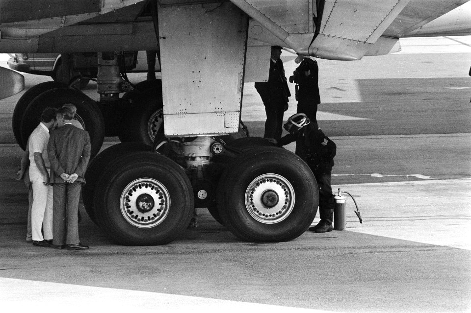 Brandweerman bekijkt de rem van een DC-10 die gebotst is met een vogel op Schiph, Bestanddeelnr 932-7164