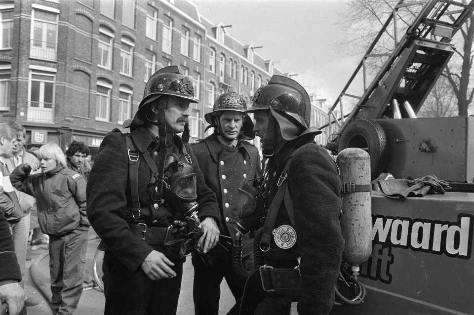 Brandweerlieden in gesprek, Bestanddeelnr 933-6122