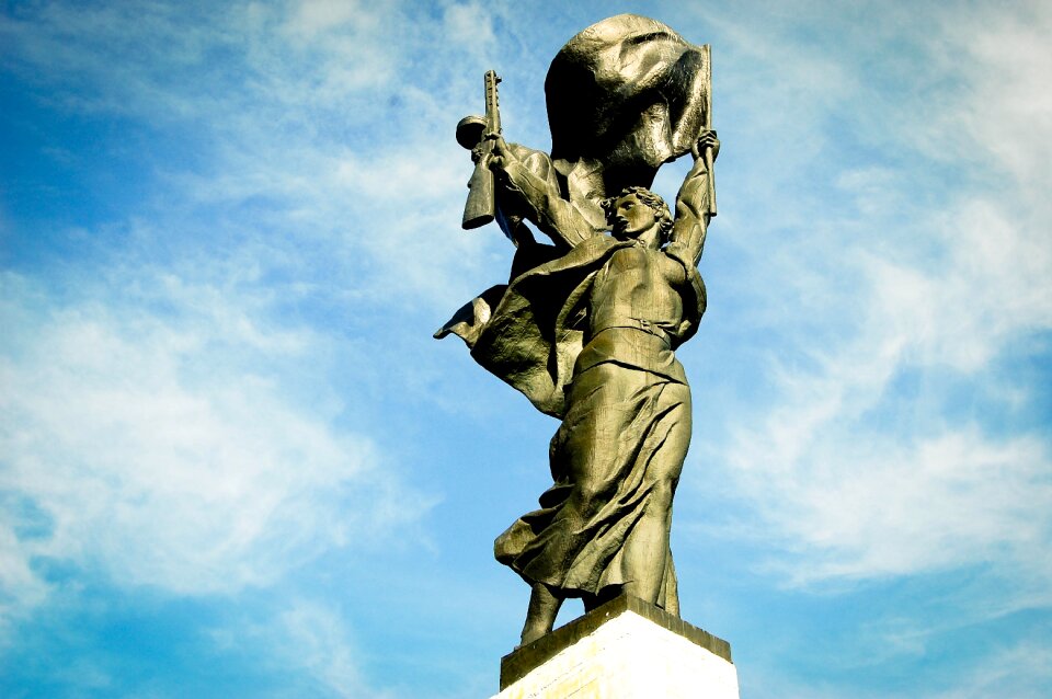 Meadows russia monument
