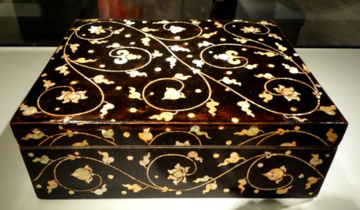 Box, Korea, Joseon dynasty, 1550-1650 AD, lacquered wood with mother-of-pearl inlays - Asian Art Museum of San Francisco - DSC01438