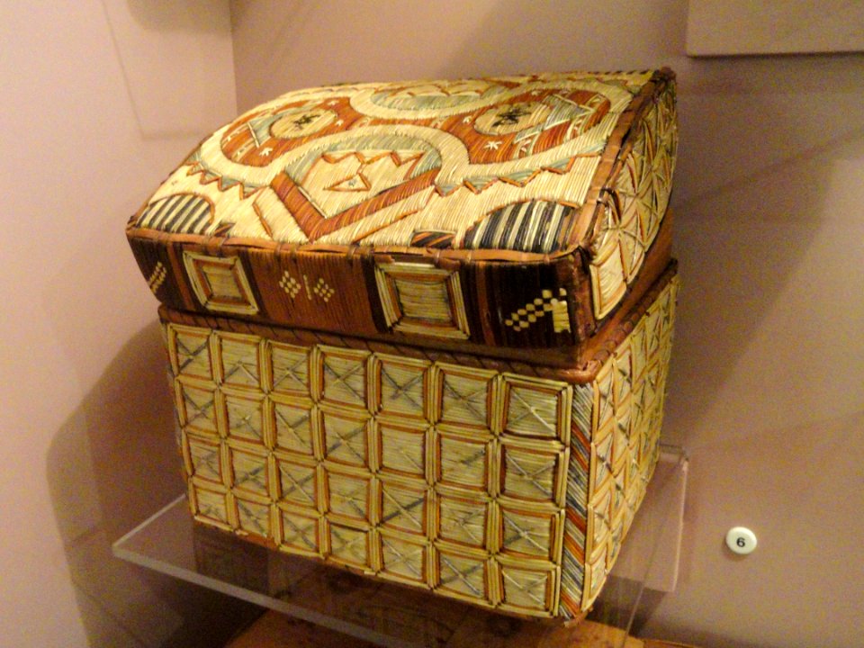 Box (birchbark with porcupine quills), Micmac, reportedly collected in New Brunswick in 1829 - Native American collection - Peabody Museum, Harvard University - DSC05475
