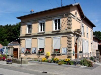 Bréménil (M-et-M) fontaine B, la mairie