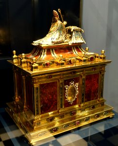 Box, unidentified, view 1 - Museo Nacional de Artes Decorativas - Madrid, Spain - DSC08013