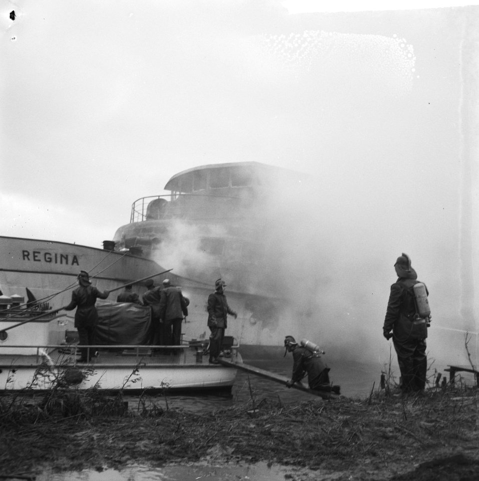 Brandweer tijdens het blussen van het passagierschip Regina bij de Zaanlandse te, Bestanddeelnr 918-5077