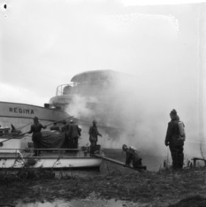 Brandweer tijdens het blussen van het passagierschip Regina bij de Zaanlandse te, Bestanddeelnr 918-5077