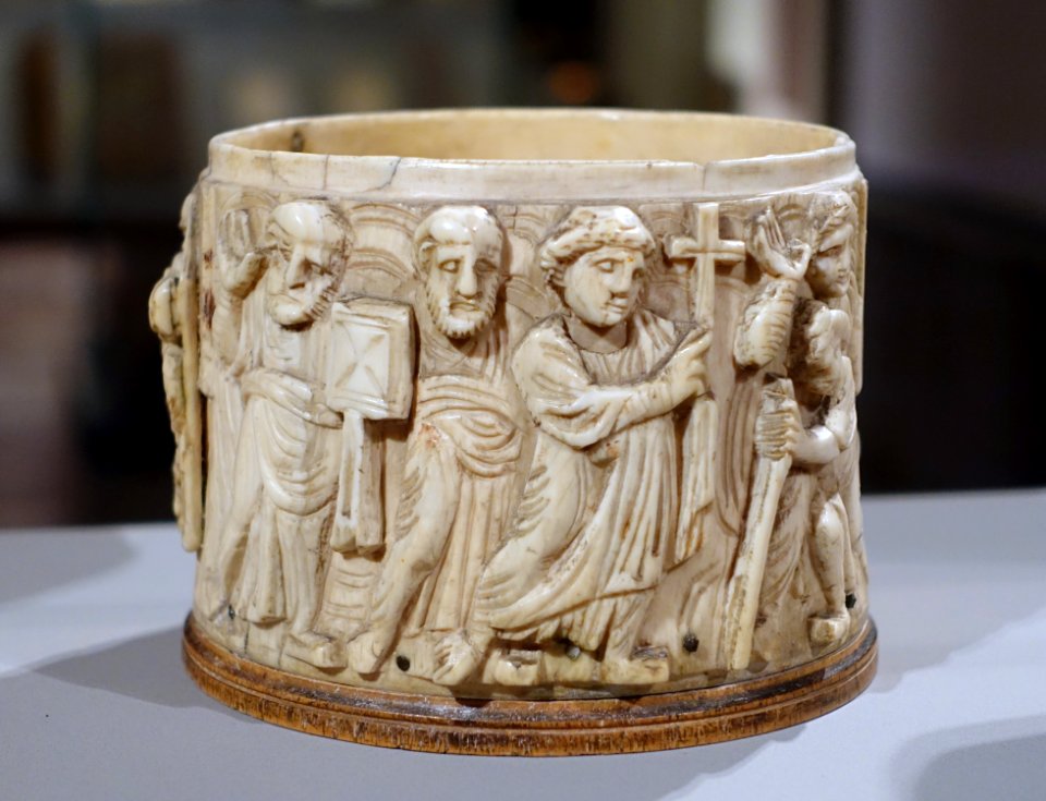 Box (pyxis) with two of Christ's Miracles of Healing, Egypt, 2nd half of the 6th century, ivory, view 2 - Bode-Museum - DSC03505
