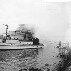 Brandweer tijdens het blussen van het passagierschip Regina bij de Zaanlandse te, Bestanddeelnr 918-5078