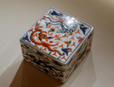 Box and cover, China, Ming dynasty, Wanli period, 1573-1619 AD, wucai porcelain - Ethnological Museum, Berlin - DSC01973