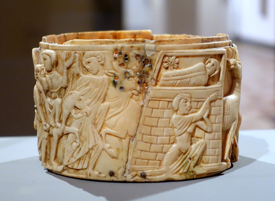 Box (pyxis) with a scene from the life of the Virgin, Eastern Roman Empire, late 400s to early 500s, ivory, view 2 - Bode-Museum - DSC03496