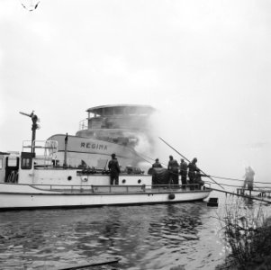 Brandweer tijdens het blussen van het passagierschip Regina bij de Zaanlandse te, Bestanddeelnr 918-5076