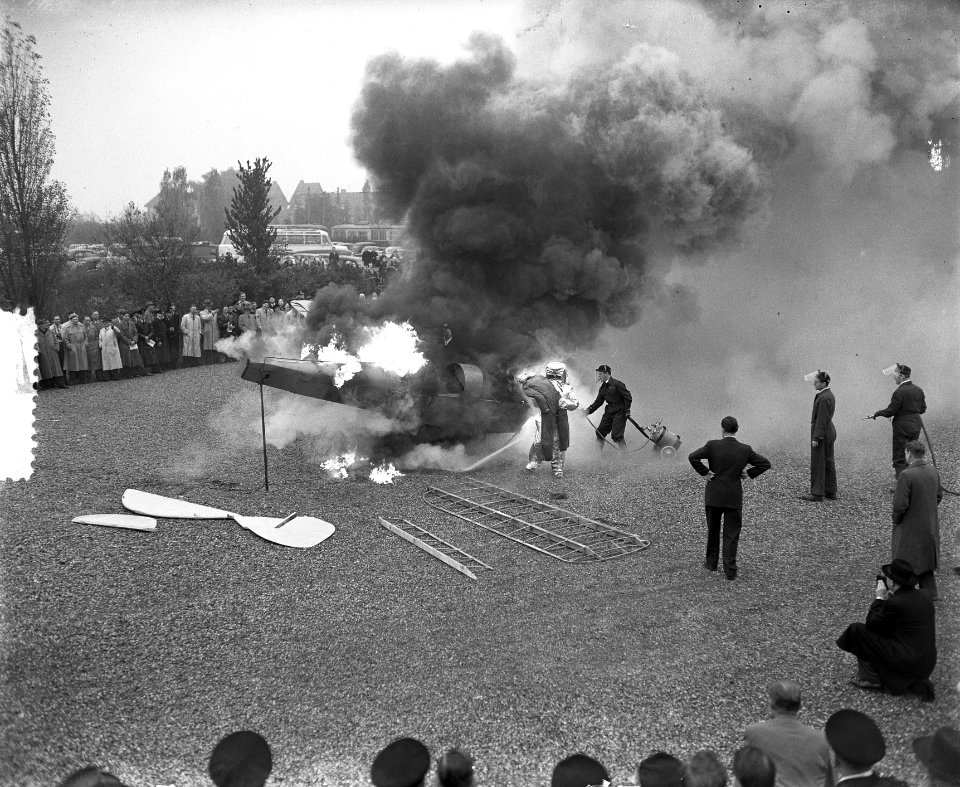 Brandweerdemonstraties Amsterdam o.a. demonstraties vliegtuigbrand, Bestanddeelnr 906-0488