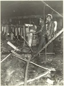 Brandweermensen aan het nablussen in de kledingzaak Vet in het winkelcentrum Schalkwijk., NL-HlmNHA 54026274