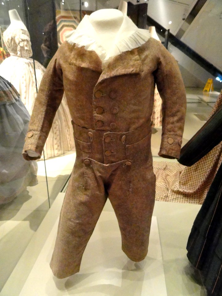 Boy's skeleton suit, Ireland, 1789-1792, Stormont ground printed with pinned roller on cotton tabby - Patricia Harris Gallery of Textiles & Costume, Royal Ontario Museum - DSC09464