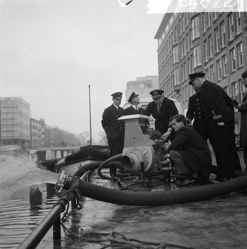 Brandweermannen bij het bekijken van het waterkanon, Bestanddeelnr 918-4622