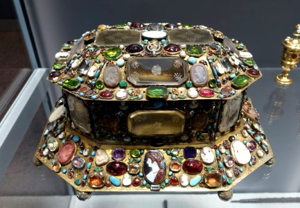 Box with cameos and semi-precious stones - Landesmuseum Württemberg - Stuttgart, Germany - DSC03441 photo