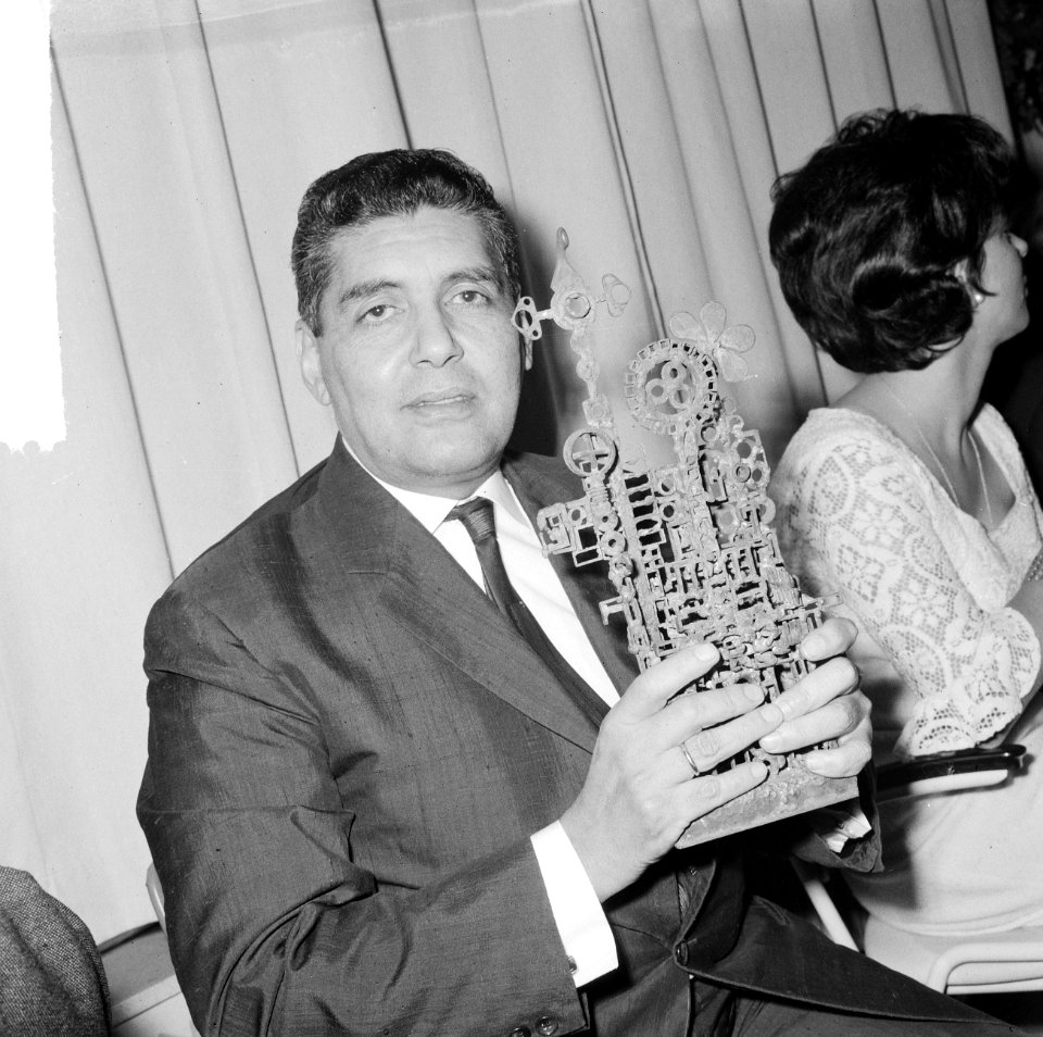 Boy Edgar wint Nederlandse Jazz wisseltrofee 1964, Boy Edgar met trofee, Bestanddeelnr 917-2661