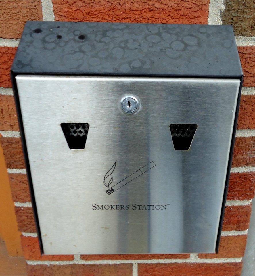 Box used to extinguish cigarettes