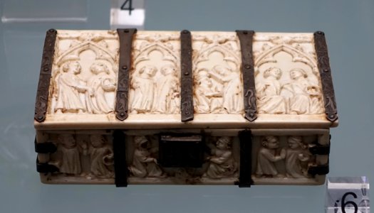 Box, France, Paris, early 14th century, ivory, silver - Cinquantenaire Museum - Brussels, Belgium - DSC08581