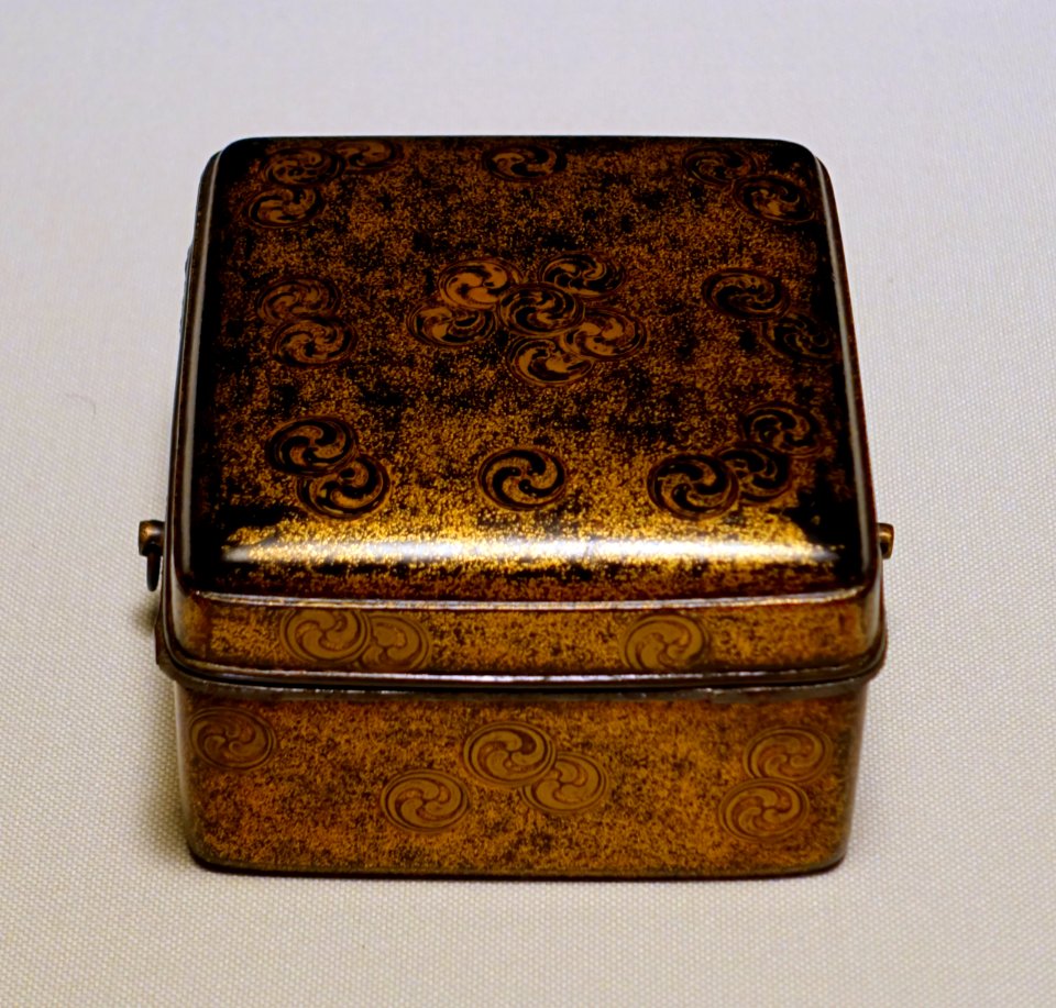 Box for incense wood with scattered tomoe crests design, Muromachi period, 1500s AD, maki-e lacquer - Tokyo National Museum - Ueno Park, Tokyo, Japan - DSC08727