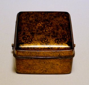 Box for incense wood with scattered tomoe crests design, Muromachi period, 1500s AD, maki-e lacquer - Tokyo National Museum - Ueno Park, Tokyo, Japan - DSC08727