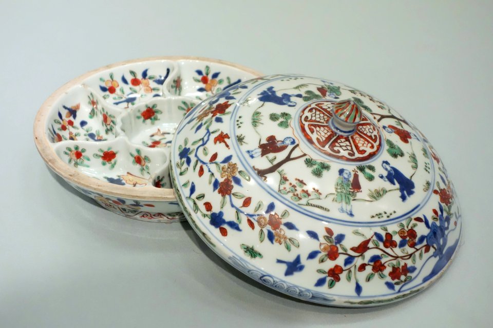 Box depicting figures in landscape, China, Jingdezhen, Jiangxi province, Ming dynasty, porcelain with underglaze cobalt, overglaze polychrome - Asian Art Museum of San Francisco - DSC01602