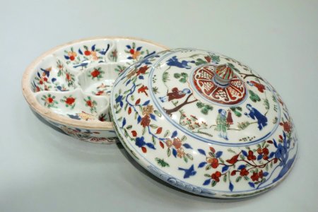Box depicting figures in landscape, China, Jingdezhen, Jiangxi province, Ming dynasty, porcelain with underglaze cobalt, overglaze polychrome - Asian Art Museum of San Francisco - DSC01602