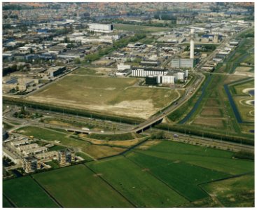 Braakliggend terrein waar het Sony-gebouw en IKEA zullen komen. Linksonder een deel van de Zuiderpolder. NL-HlmNHA 54036281