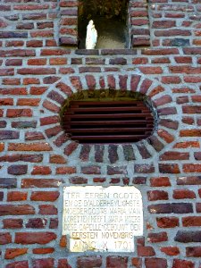 Brachterbeek (Maasgouw) kapel OLV van Lorette, detail gevel met beeld