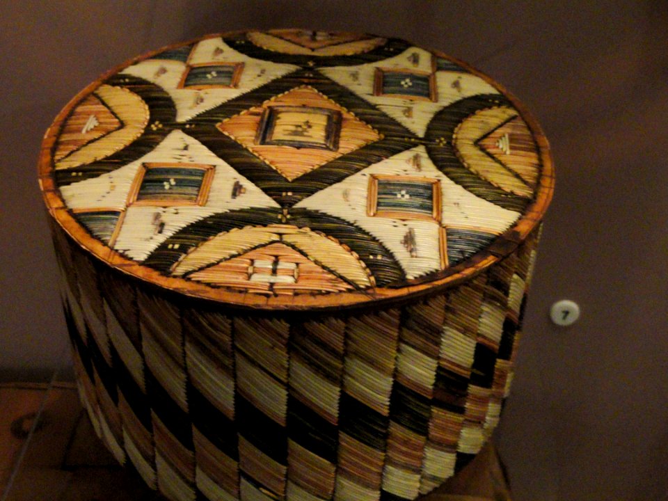 Box (birchbark with porcupine quills), Micmac, c. 1850 - Native American collection - Peabody Museum, Harvard University - DSC05485