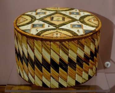 Box (birchbark with porcupine quills), Micmac, c. 1850 - Native American collection - Peabody Museum, Harvard University - DSC05844