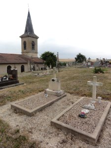 Brabant-en-Argonne (Meuse) église et cimetière avec trois tombes de soldats