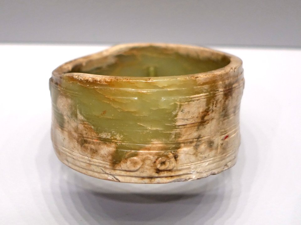 Bracelet, China, Neolithic or Shang period, 2000-1500 BC, nephrite - Arthur M. Sackler Museum, Harvard University - DSC00799